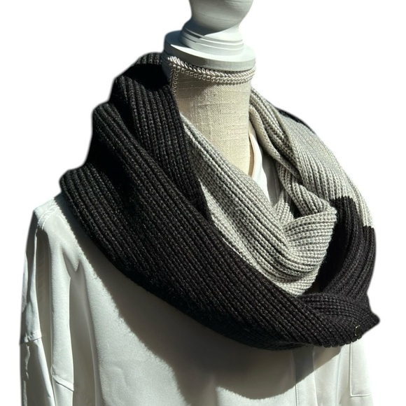 ♠️Kate Spade Black & Gray Color Block Knit Infinity Scarf with Charm - Picture 5 of 12